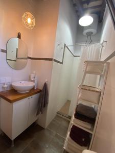 La salle de bains est pourvue d'un lavabo, d'un miroir et d'une échelle. dans l'établissement SUMATRA, à Chiclana de la Frontera