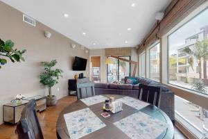 Et tv og/eller underholdning på Sunny City Living Dog-friendly condo with office - pool, hot tub, and fitness center