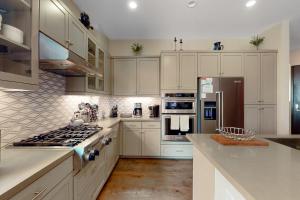 Køkken eller tekøkken på Sunny City Living Dog-friendly condo with office - pool, hot tub, and fitness center