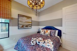 En eller flere senge i et værelse på Sunny City Living Dog-friendly condo with office - pool, hot tub, and fitness center + 19 billeder