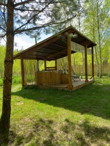 Vonkajšia záhrada v ubytovaní Domek nad Zegrzem z prywatnym jacuzzi
