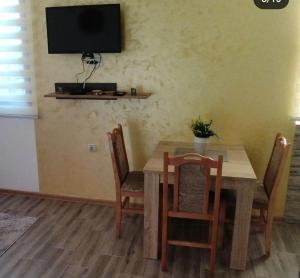 TV a/nebo společenská místnost v ubytování Apartman NIKOLIJA 2