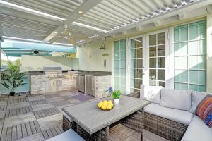 een woonkamer met een bank en een tafel bij Fabulous 4BR home close to beach in Fort Lauderdale