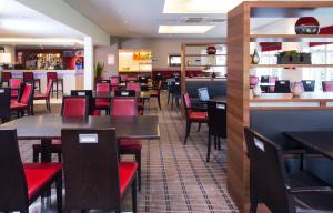 En restaurant eller et andet spisested på Holiday Inn Express Stoke-On-Trent, an IHG Hotel