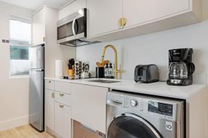 a kitchen with a washer and dryer at Roami at The Carmela in Miami Beach