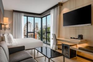 um quarto de hotel com uma cama e uma grande janela em AC Hotel Ciutat de Palma by Marriott em Palma de Maiorca