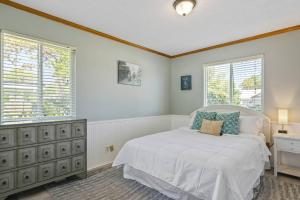 - une chambre avec un lit blanc et 2 fenêtres dans l'établissement Beach Bungalow 700, à Jacksonville Beach