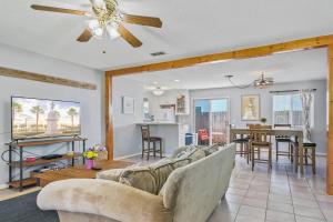 - un salon avec un canapé et une salle à manger dans l'établissement Beach Bungalow 700, à Jacksonville Beach