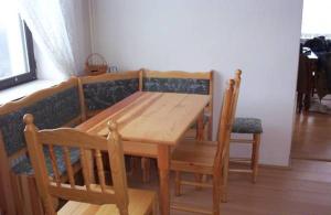 einen Holztisch und Stühle mit einem Sofa und einem Tisch in der Unterkunft Ubytování v Jeseníkách - Bělá pod Pradědem in Adolfovice