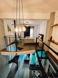 Habitación con cama y suelo de cristal. en Luxury Apartment in the City Center & Free Parking, en Volos