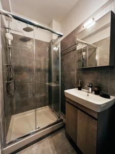 bagno con doccia e lavandino di Luxury Apartment in the City Center & Free Parking a Volos