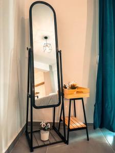 un espejo en un puesto junto a una mesa en Luxury Apartment in the City Center & Free Parking, en Volos