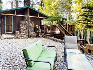 un patio con 2 sillas y una cabaña en Village Vibes Deck And Bbq en Duck Creek Village