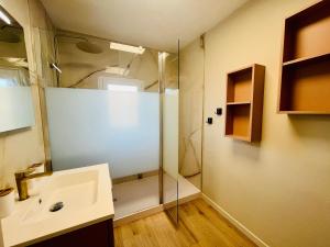 W łazience znajduje się umywalka i przeszklony prysznic. w obiekcie Villa 6pers parking terrasse plancha garage w mieście La Teste-de-Buch