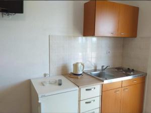 Kuchyň nebo kuchyňský kout v ubytování Studio apartmani Ante