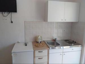 Kuchyň nebo kuchyňský kout v ubytování Studio apartmani Ante
