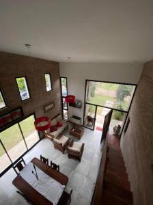 uma grande sala de estar com mesa e cadeiras em Casa en Country “El Pinar” em Santa Fé