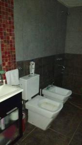 uma casa de banho com um WC e um lavatório em Casa en Country “El Pinar” em Santa Fé