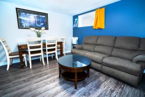 sala de estar con sofá y mesa en Cozy 3BR 2Bth Lower Unit, A min to Hwy401, 404 & DVP en Toronto