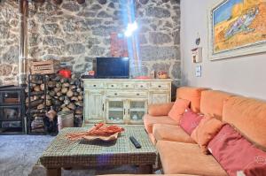 Televízia a/alebo spoločenská miestnosť v ubytovaní casa rural La Fragua