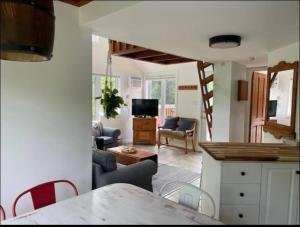 cocina y sala de estar con mesa y sillas en Tremblant Village Retreat!Steps to hill & trails, en Mont-Tremblant