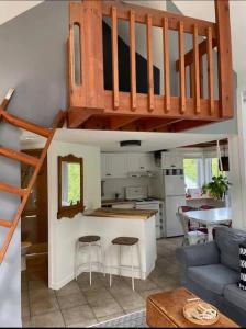 uma cozinha e uma sala de estar com um loft em Tremblant Village Retreat!Steps to hill & trails em Mont-Tremblant