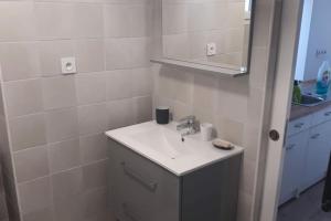 Kúpeľňa v ubytovaní Appartement cosy au calme La Salamandre