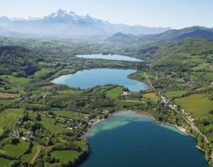 eine Luftansicht auf einen See und die Berge in der Unterkunft Appartement cosy au calme La Salamandre 