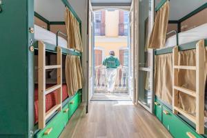 Poschodová posteľ alebo postele v izbe v ubytovaní The Urban Jungle Hostel