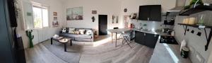 salon z kanapą i stołem w obiekcie Il Giardino Home w mieście Lippo di Calderara di Reno