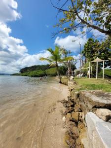 una playa con palmeras y agua en ScubaPortobelo, en Portobelo 37 fotos más