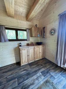 Cabaña con cocina, suelo de madera y ventanas en Treehouse Velké Losiny, en Velké Losiny