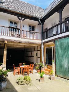 Casa con patio con mesa y sillas en Auszeit - Historisches Ferienhaus in der Südpfalz, en Dierbach