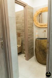 baño con bañera grande y lavamanos en Pinolia Rooms, en Chios