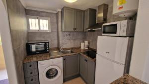 Kuchyň nebo kuchyňský kout v ubytování Lovely one bedroom unit with balcony and pool