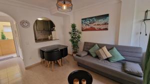 Posezení v ubytování Lovely one bedroom unit with balcony and pool