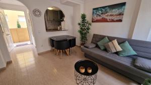 Posezení v ubytování Lovely one bedroom unit with balcony and pool