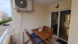 Balkón nebo terasa v ubytování Lovely one bedroom unit with balcony and pool