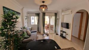 TV a/nebo společenská místnost v ubytování Lovely one bedroom unit with balcony and pool