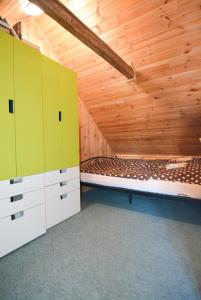 een grote kamer met een bed in een houten kamer bij Penzion Květná Zahrada in Květná