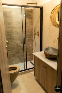 y baño con ducha, aseo y lavamanos. en Pinolia Rooms, en Chios