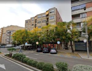 a street with cars parked in front of a building at Pinisoler in Tarragona