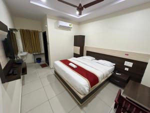 a small bedroom with a bed and a bathroom at SRI BHAVYARESIDENCY in Bhadrāchalam