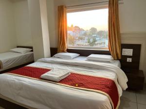 เตียงในห้องที่ SRI BHAVYARESIDENCY