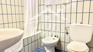 A bathroom at SA TORRETA 1