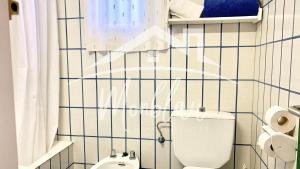 A bathroom at SA TORRETA 1