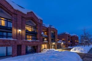 um edifício na neve à noite em Raintree's Park Plaza Park City em Park City