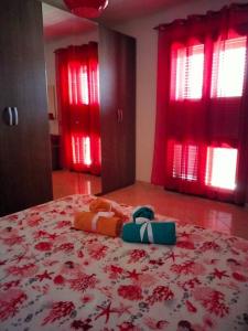 ein Schlafzimmer mit einem Bett mit einem ausgestopften Tier darauf in der Unterkunft La Stella Marina in Bari Sardo