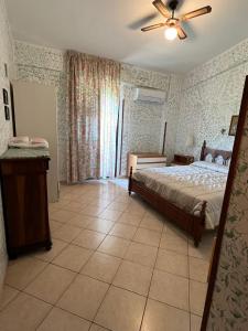 トロペアにあるAppartamento Soleのベッドルーム1室(ベッド1台、シーリングファン付)