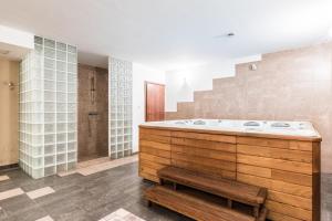 duża łazienka z wanną i prysznicem w obiekcie Apartament Tatry Jaszczurówka w Zakopanem